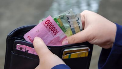 Ilustrasi - Mengelola keuangan dengan penghasilan setara Upah Minimum Kabupaten atau Kota (UMK) memang memerlukan kedisiplinan tinggi. (Dok. Ist)