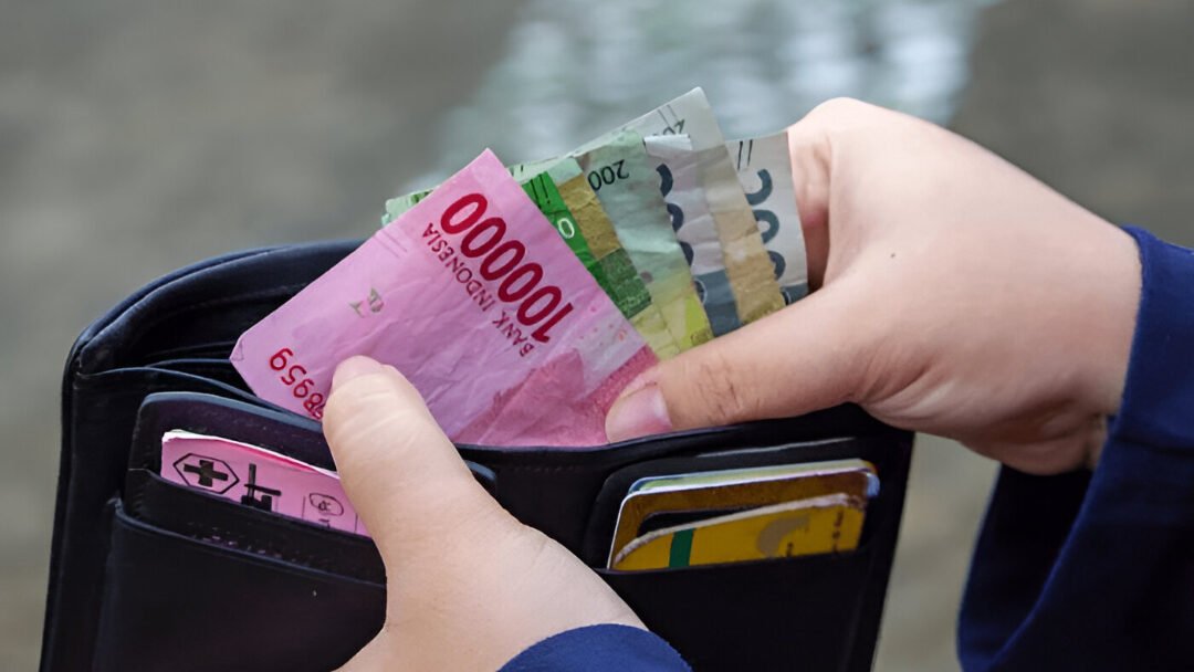 Ilustrasi - Mengelola keuangan dengan penghasilan setara Upah Minimum Kabupaten atau Kota (UMK) memang memerlukan kedisiplinan tinggi. (Dok. Ist)