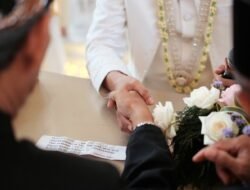 Cinta yang Tidak Takut Ditertawakan