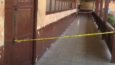 Petugas kepolisian saat melakukan olah tempat kejadian perkara (TKP) dan memasang garis polisi di salah satu ruangan SMPN 3 Sungai Raya pasca insiden, Selasa (3/2/2026).