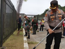 Aparat Gabungan dan Pelajar Bersihkan PLBN Entikong