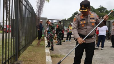 Bupati Sanggau dan Kapolres memimpin aksi bersih-bersih di PLBN Entikong. Aparat gabungan dan pelajar bergotong royong mempercantik wajah perbatasan negara. (Dok: HO/Faktakalbar.id)