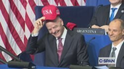 Presiden FIFA Gianni Infantino mengenakan topi USA dalam pertemuan Board of Peace bersama Donald Trump di Washington. (Dok. Ist)