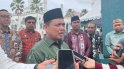 "Gubernur Kalimantan Barat Ria Norsan meminta warga menukar uang lebih awal melalui perbankan dan kas keliling. Bank Indonesia menyiapkan Rp3,6 triliun pada program SERAMBI 2026 di Pontianak."
