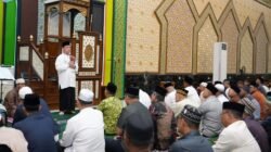 Gubernur Kalimantan Barat, Ria Norsan, saat memberikan sambutan dan menyerahkan bantuan dalam rangkaian Safari Ramadan di Masjid Raya Darunnajah, Kabupaten Kapuas Hulu.