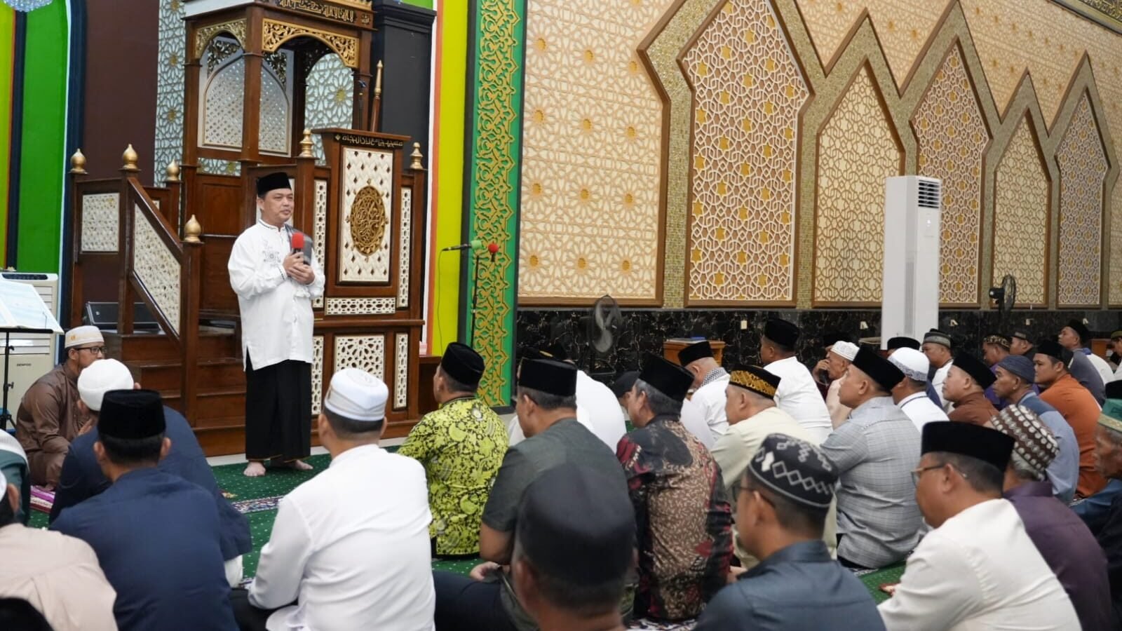 Gubernur Kalimantan Barat, Ria Norsan, saat memberikan sambutan dan menyerahkan bantuan dalam rangkaian Safari Ramadan di Masjid Raya Darunnajah, Kabupaten Kapuas Hulu.