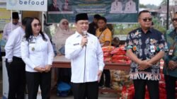 Gubernur Kalimantan Barat Ria Norsan saat memberikan arahan dalam pembukaan kegiatan Pasar Murah di halaman Masjid Al-Muawwanah, Kabupaten Sanggau, Rabu (25/2/2026).