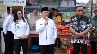 Gubernur Kalimantan Barat Ria Norsan saat memberikan arahan dalam pembukaan kegiatan Pasar Murah di halaman Masjid Al-Muawwanah, Kabupaten Sanggau, Rabu (25/2/2026).