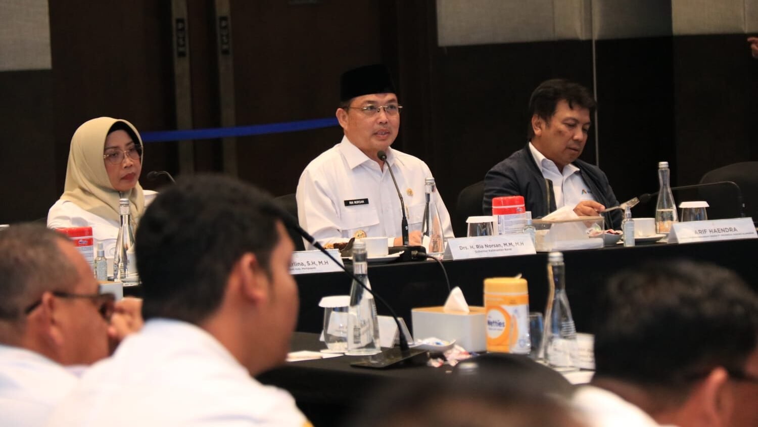 Gubernur Kalimantan Barat Ria Norsan saat memberikan arahan dalam kegiatan konsultasi publik terkait perubahan daftar Proyek Strategis Nasional di Hotel Novotel Pontianak, Rabu (18/2/2026).