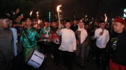 Gubernur Kalimantan Barat Ria Norsan bersama ribuan peserta Pawai Obor Ramadhan di Pontianak yang juga bertepatan dengan momen perayaan Imlek, Senin (16/2/2026).