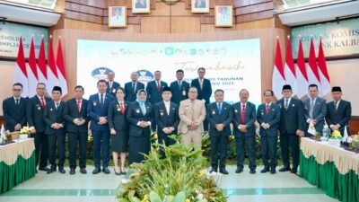 Gubernur Kalimantan Barat, Ria Norsan, berfoto bersama jajaran direksi, komisaris, dan kepala daerah se-Kalimantan Barat usai pelaksanaan RUPS Tahunan Bank Kalbar Tahun Buku 2025 di Pontianak. (Dok. HO/Faktakalbar.id)