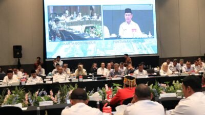 Gubernur Ria Norsan berdialog dengan sejumlah tokoh masyarakat mengenai penyerapan tenaga kerja lokal dalam proyek pembangunan smelter di Kalimantan Barat, Rabu (18/2/2026).