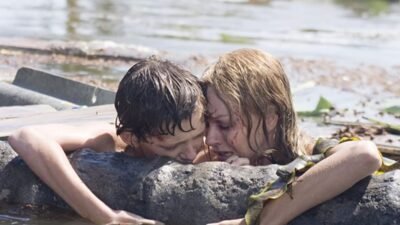 "Belajar arti cinta dan pengorbanan dari film The Impossible. Simak 5 momen kekeluargaan paling menyentuh dari kisah nyata tragedi Tsunami 2004 ini."