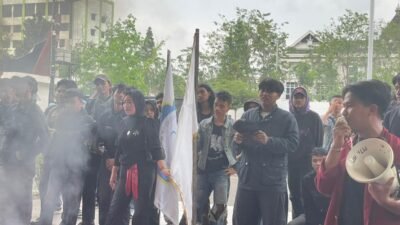 "Meliput atau mengikuti demo memerlukan kesiapan fisik dan mental. Simak 4 hal krusial yang harus disiapkan mulai dari keamanan diri hingga perlengkapan teknis. "