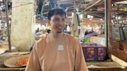 "Jelang Ramadan 2026, harga cabai keriting di Pontianak melonjak hingga Rp80 ribu per kilo. Pedagang sebut pasokan aman dari Sanggau meski ombak tinggi."