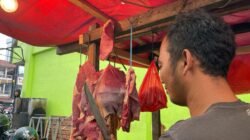 "Jelang Ramadan 2026, harga daging sapi di Pasar Flamboyan Pontianak naik menjadi Rp170 ribu. Pedagang sebut pasokan dari Jawa terhambat ombak tinggi."