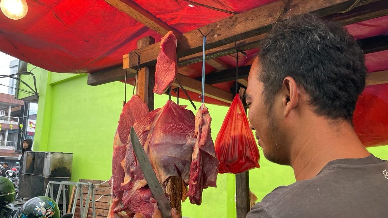"Jelang Ramadan 2026, harga daging sapi di Pasar Flamboyan Pontianak naik menjadi Rp170 ribu. Pedagang sebut pasokan dari Jawa terhambat ombak tinggi."