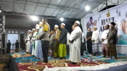 "Ratusan jemaah hadiri Haul Akbar bersama Habib Fikry Al-Idrus di Sukadana, Kayong Utara. Polisi pastikan kegiatan berjalan kondusif hingga akhir acara."