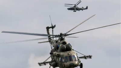 Dua helikopter militer Rusia jenis Mi-8 (depan) dan Ka-52 (belakang) terbang di udara dalam sebuah misi operasional. (Dok. HO/Faktakalbar.id)