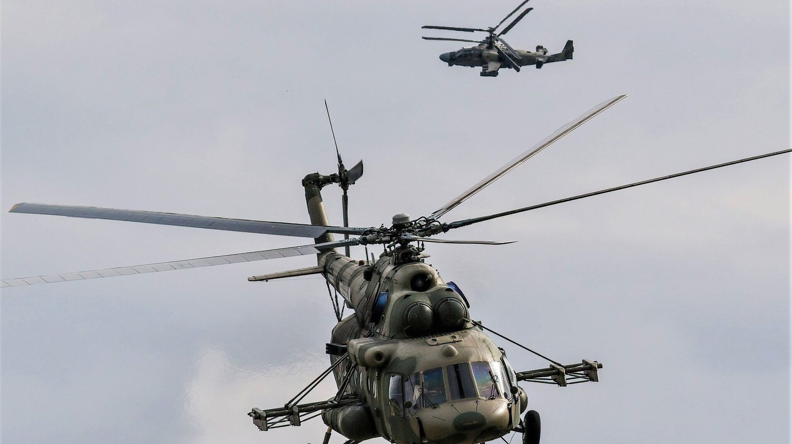 Dua helikopter militer Rusia jenis Mi-8 (depan) dan Ka-52 (belakang) terbang di udara dalam sebuah misi operasional. (Dok. HO/Faktakalbar.id)