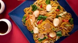 "Selain kue keranjang, ada berbagai hidangan khas Imlek yang wajib tersaji di meja makan. Simak makna filosofis di balik ikan bandeng hingga mi panjang umur."