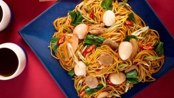 "Selain kue keranjang, ada berbagai hidangan khas Imlek yang wajib tersaji di meja makan. Simak makna filosofis di balik ikan bandeng hingga mi panjang umur."