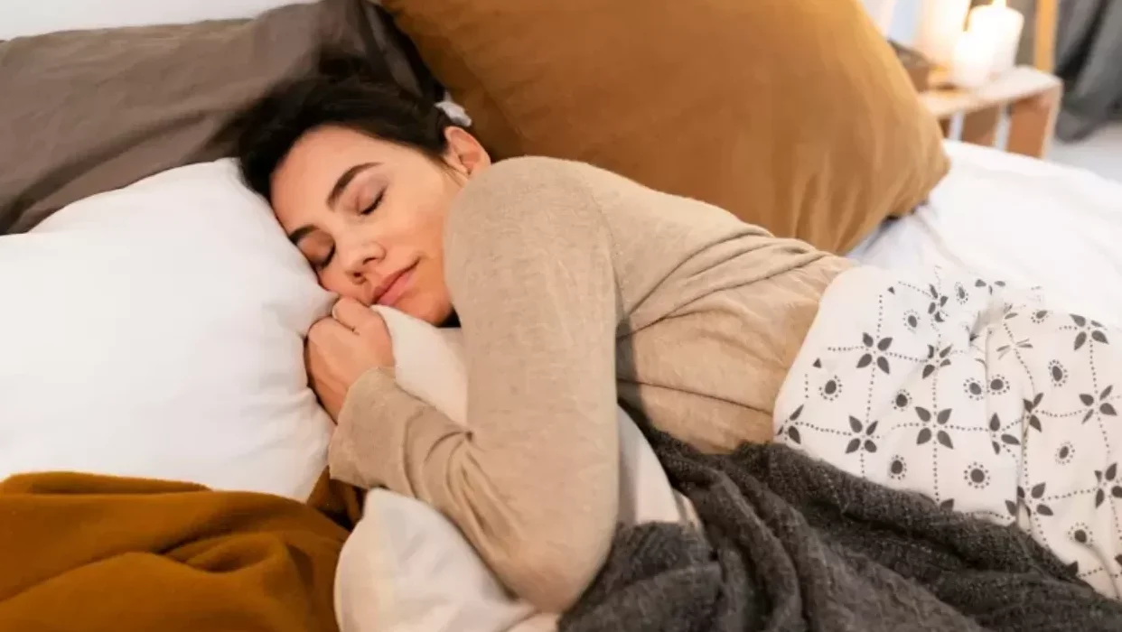 "Apakah puasa tetap sah jika tidur dari pagi sampai sore? Simak penjelasan hukum Islam mengenai tidur seharian saat puasa dan risiko kehilangan pahala. "