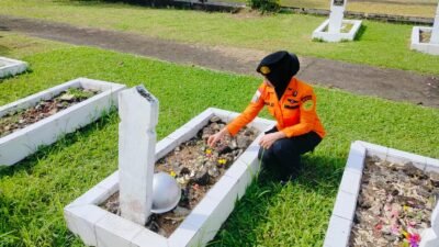 "Kantor SAR Pontianak menggelar upacara ziarah dan tabur bunga di TMP Dharma Patria Jaya dalam rangka memperingati HUT ke-54 Basarnas yang dipimpin oleh I Made Junetra."