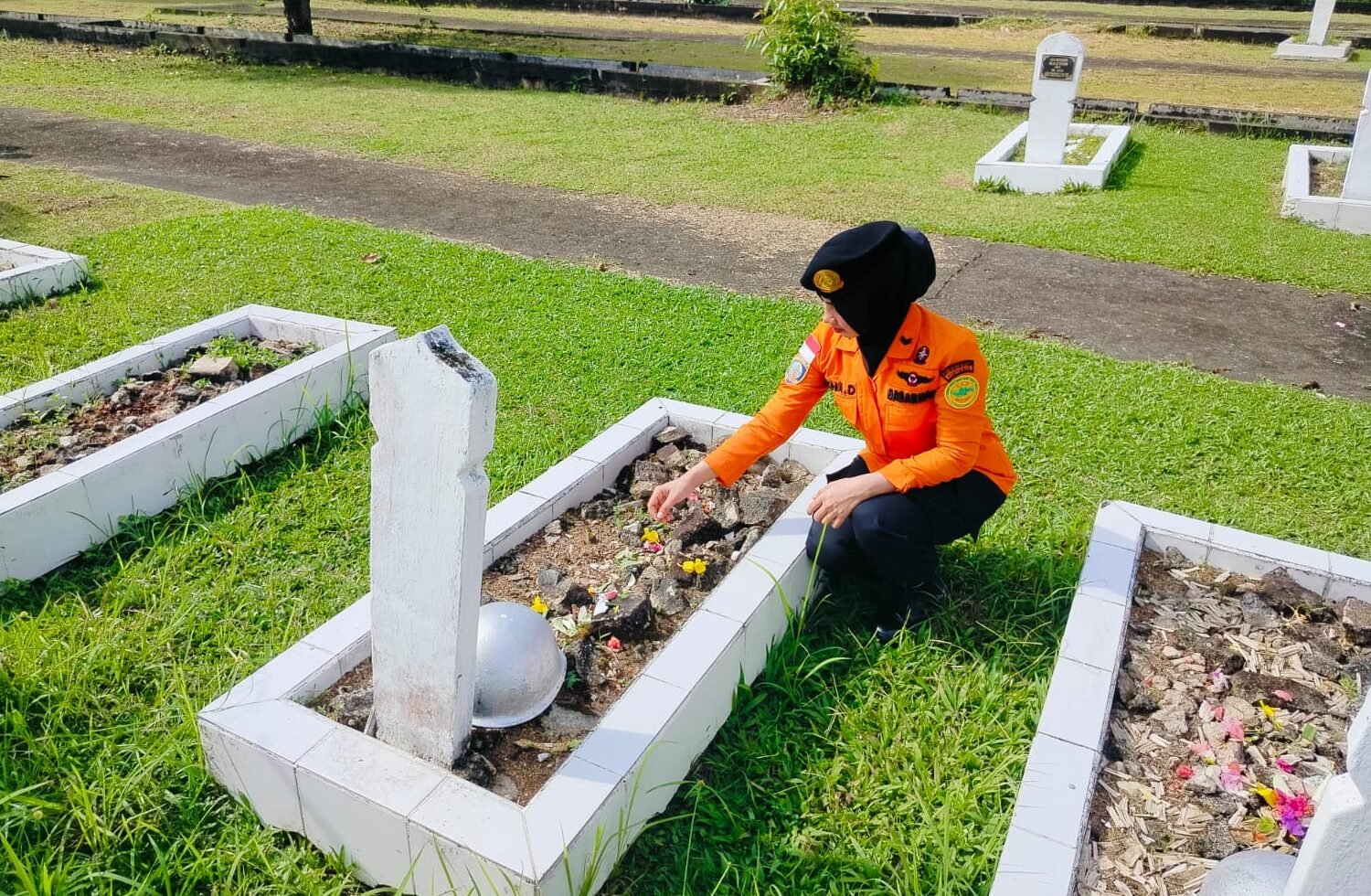 "Kantor SAR Pontianak menggelar upacara ziarah dan tabur bunga di TMP Dharma Patria Jaya dalam rangka memperingati HUT ke-54 Basarnas yang dipimpin oleh I Made Junetra."