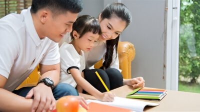 Ilustrasi - Pendidikan pertama dan utama bagi seorang anak berasal dari lingkungan keluarga, terutama dari pola asuh orang tua. (Dok. Ist)