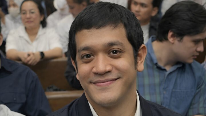 Ilustrasi AI: Opini dan sorotan publik atas vonis 15 tahun penjara bagi Kerry dalam kasus korupsi tata kelola minyak dengan dakwaan kerugian negara Rp285 triliun. (Dok: Rosadi Jamani)