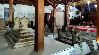 Ilustrasi - Masyarakat Indonesia memiliki cara unik menyambut Nisfu Syaban, salah satunya tradisi ziarah makam leluhur. (Dok. Ist)