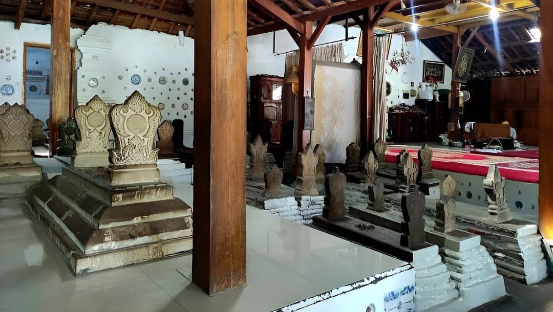 Ilustrasi - Masyarakat Indonesia memiliki cara unik menyambut Nisfu Syaban, salah satunya tradisi ziarah makam leluhur. (Dok. Ist)