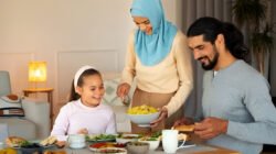 Ilustrasi - Seseorang sebaiknya mengawali buka puasa dengan mengonsumsi air putih dan pemanis alami seperti kurma, lalu melanjutkan makan besar setelah menunaikan salat magrib. (Dok. Ist)