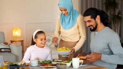 Ilustrasi - Seseorang sebaiknya mengawali buka puasa dengan mengonsumsi air putih dan pemanis alami seperti kurma, lalu melanjutkan makan besar setelah menunaikan salat magrib. (Dok. Ist)