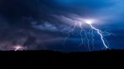 Ilustrasi - Seorang warga Desa Sentebang dilaporkan meninggal dunia akibat tersambar petir saat sedang memanen padi di lokasi tersebut.