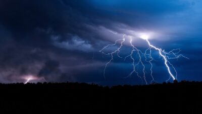 Ilustrasi - Seorang warga Desa Sentebang dilaporkan meninggal dunia akibat tersambar petir saat sedang memanen padi di lokasi tersebut.