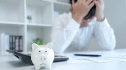 Ilustrasi - Tingginya biaya hidup memicu stres finansial bagi Gen Z dan milenial, memaksa mereka mencari pekerjaan sampingan untuk bertahan. (Dok. Ist)