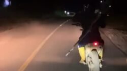 Tangkapan layar rekaman yang viral memperlihatkan pelaku gangguan jalanan menggunakan sepeda motor jenis trail saat hendak dikejar oleh korban di ruas Jalan Bodok, Kabupaten Sanggau, Sabtu (14/2/2026) dini hari.