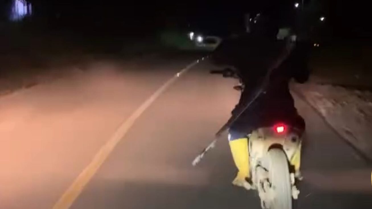 Tangkapan layar rekaman yang viral memperlihatkan pelaku gangguan jalanan menggunakan sepeda motor jenis trail saat hendak dikejar oleh korban di ruas Jalan Bodok, Kabupaten Sanggau, Sabtu (14/2/2026) dini hari.