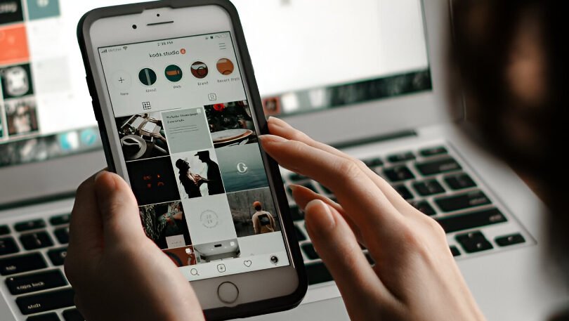 Ilustrasi - Pengguna platform media sosial bisa menghapus akun secara permanen melalui pengaturan aplikasi. Sistem menghapus seluruh data setelah batas waktu tiga puluh hari. (Dok. Ist)