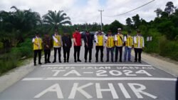 Lasarus dan Fransiskus Diaan meninjau progres pekerjaan Inpres Jalan Daerah ruas Nanga Danau - Nanga Bunut di Kabupaten Kapuas Hulu. (Dok: Prokopim Kapuas Hulu)