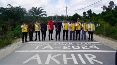 Lasarus dan Fransiskus Diaan meninjau progres pekerjaan Inpres Jalan Daerah ruas Nanga Danau - Nanga Bunut di Kabupaten Kapuas Hulu. (Dok: Prokopim Kapuas Hulu)