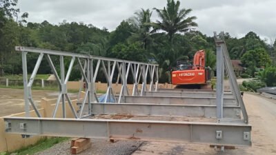 Pelaksana proyek menutup sementara akses Jalan Raya Nanga Taman menuju Nanga Mahap pada malam ini karena pekerjaan jembatan di Kampung Kenore. (Dok. Ist)