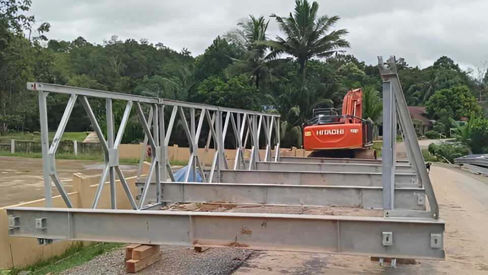Pelaksana proyek menutup sementara akses Jalan Raya Nanga Taman menuju Nanga Mahap pada malam ini karena pekerjaan jembatan di Kampung Kenore. (Dok. Ist)