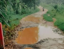 Warga Ngabang Perbaiki Jalan Rusak Pakai Uang Pribadi