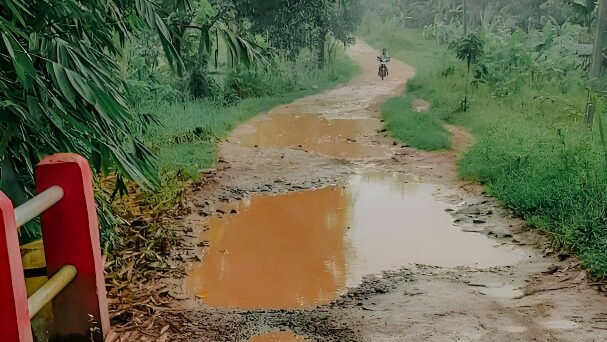 Ilustrasi - Warga Gang Sutra Ngabang memperbaiki jalan rusak menggunakan dana pribadi demi keselamatan anak sekolah. Mereka mendesak pengaspalan segera. (Dok. Ist)