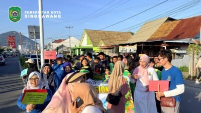 Sekretaris Daerah Kota Singkawang Dwi Yanti (kerudung merah muda) berbaur dengan peserta dalam kegiatan jalan sehat peringatan Hari Gizi Nasional ke-66. (Dok. HO/Faktakalbar.id)