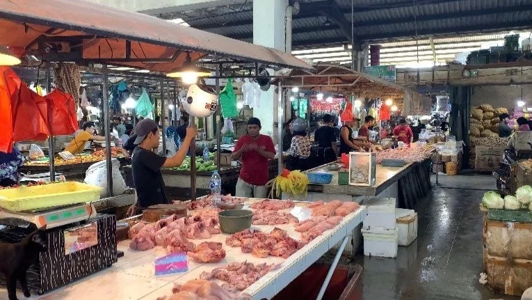 "Wali Kota Pontianak Edi Kamtono pastikan stok bahan pokok aman jelang Ramadan. Pemkot dan Pemprov telah gelar High Level Meeting untuk mengendalikan harga pasar."