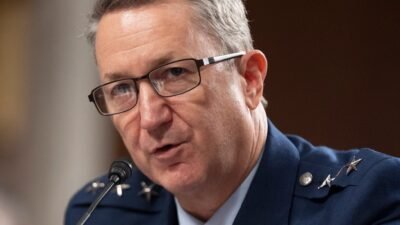 Jenderal Dan Caine, Ketua Kepala Staf Gabungan Amerika Serikat, memberikan paparan dalam sebuah rapat resmi mengenai risiko militer. (Dok. Ist)